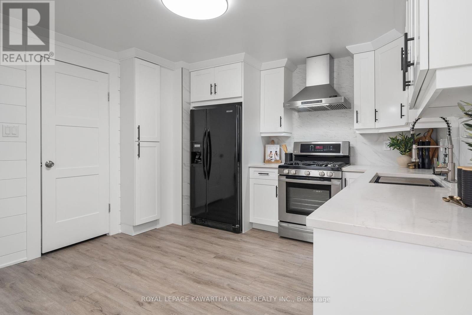18 Bond Street W, Kawartha Lakes, Ontario  K9V 3P6 - Photo 5 - X12194712